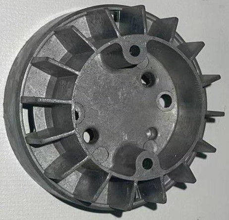 Que problemas podem ocorrer se a espessura da parede das peças fundidas das luminárias for muito fina?