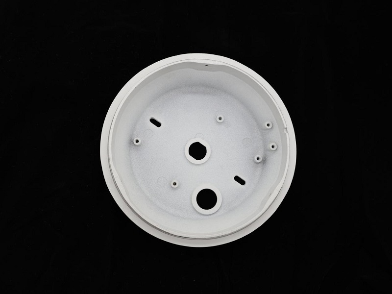 Quais requisitos de proteção as peças fundidas de luminárias para uso externo precisam atender?